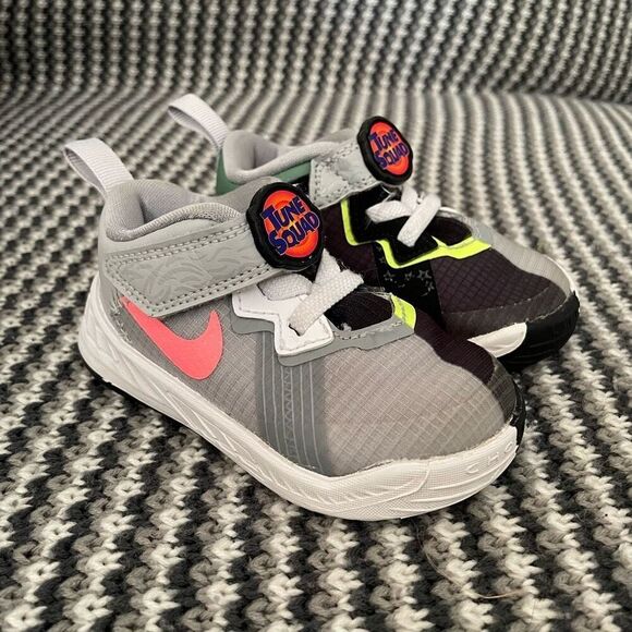 Nike Looney Tunes toddler sneaker baby size 5 - Picture 2 of 10